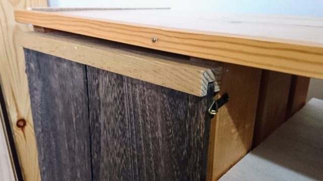 木箱につけたセリア板自作の扉の金具部分のアップ