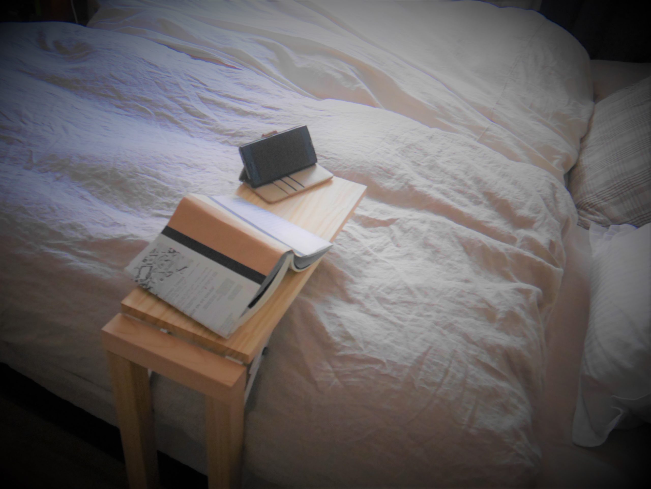 折りたたみ式棚受け金具でベッドサイドテーブルを自作