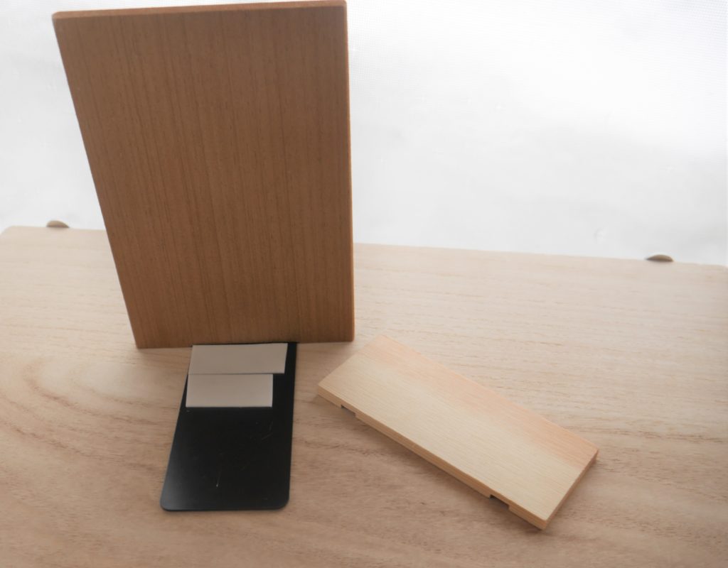 木製ブックスタンド（セリア）とダイソーのデザインボードの板