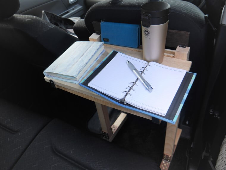 車内テーブル、実際作業風景