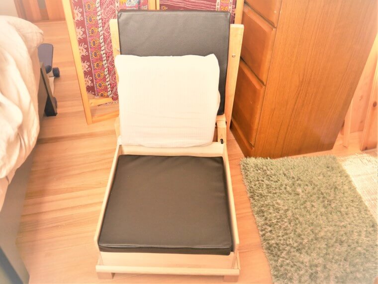 自作木製椅子を背もたれクッションで覆う場合の図