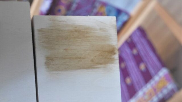 木製ペン立てに蜜蝋ワックスを塗布