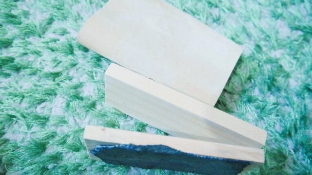 自作木製サンダーと紙やすり