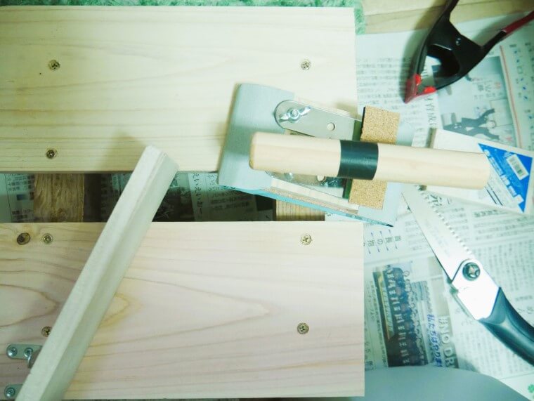 洗濯機排水ホースカバーdiy|ニトリグッズ&百均板でほこりよけを | やっこラボ