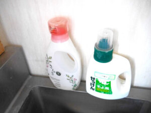シンクふちの洗濯洗剤ボトル