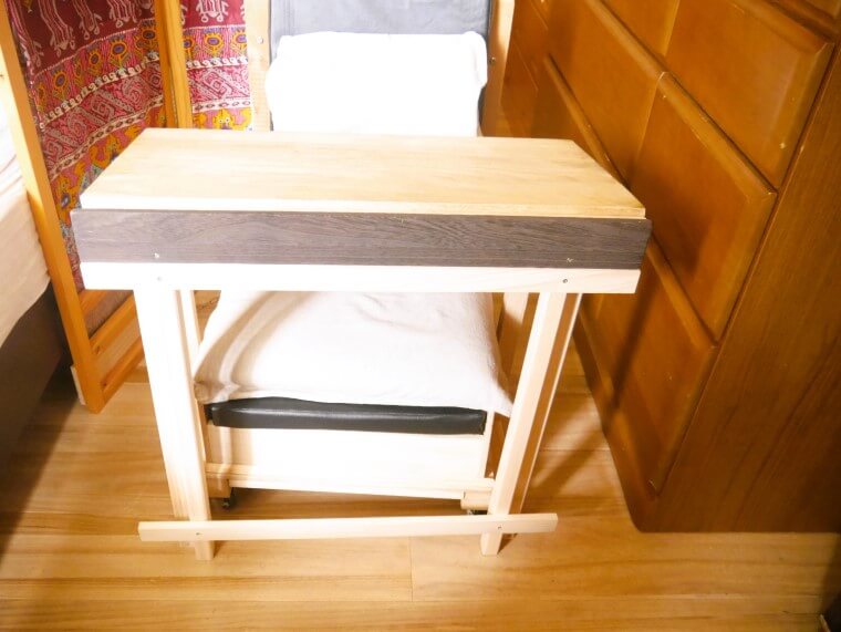 オットマンなしの椅子と折り畳みテーブル